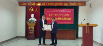 Lễ trao tặng Huy hiệu 30 năm tuổi Đảng cho đồng chí Đặng Văn Thư, nguyên Phó Viện trưởng