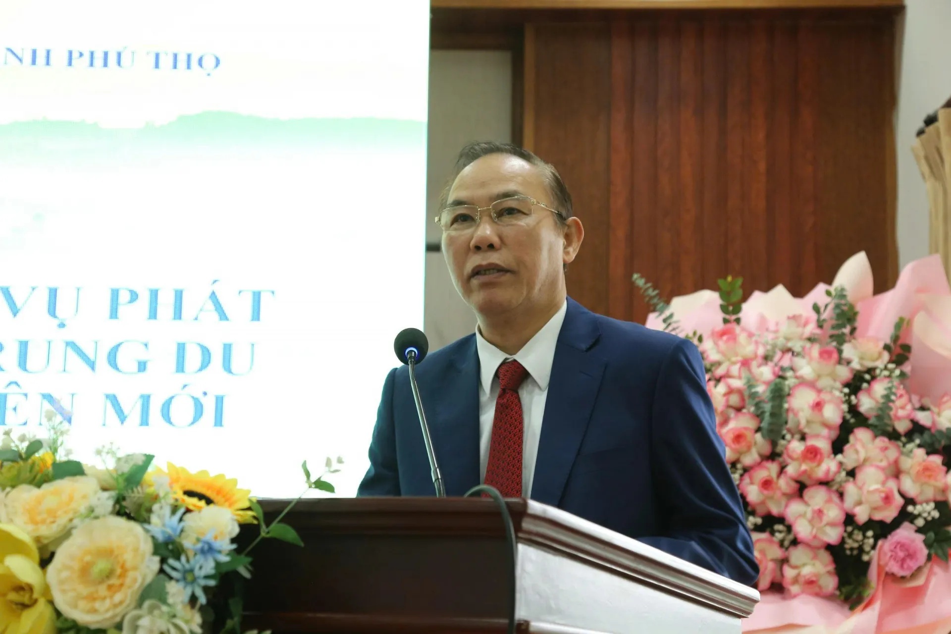 Thứ trưởng Phùng Đức Tiến phát biểu tại Hội thảo Thứ trưởng Phùng Đức Tiến phát biểu tại Hội thảo